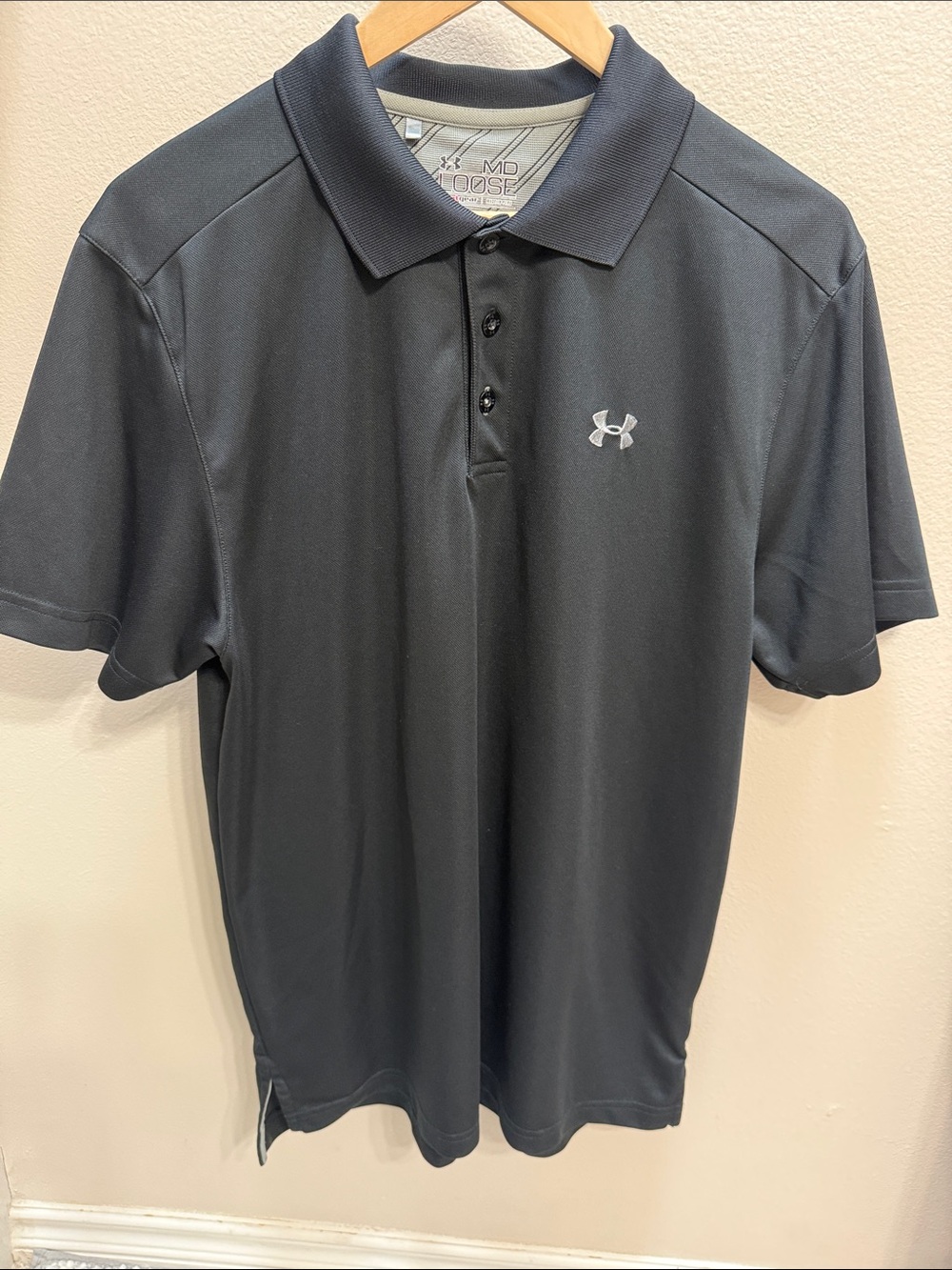 Men’s Under Armour Black Polo Short Sleeve Shirt. Size Medium